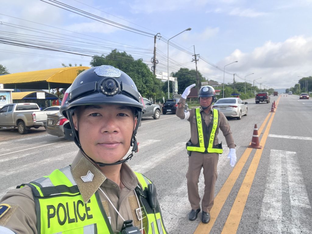 อำนวยความสะดวกการจราจรหน้าโรงเรียนอนุบาลจันทรัตน์