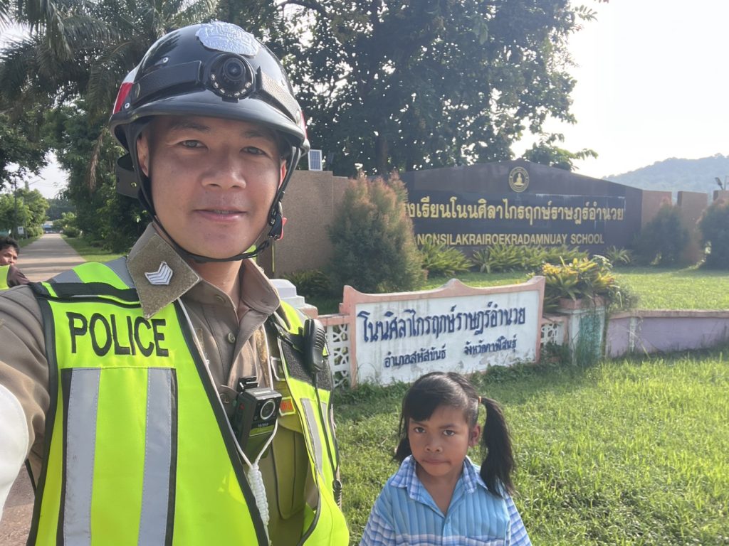 อำนวยความสะดวกการจราจรหน้าโรงเรียนเขตรับผิดชอบตำบลโนนบุรี